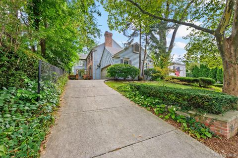 194 Charlevoix Avenue Grosse Pointe Farms City MI 48236