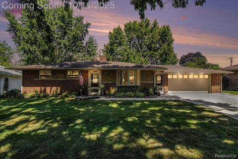 Photo of 3768 Embarcadero St, Waterford Charter Township, MI 48329 (MLS # 20251042941)