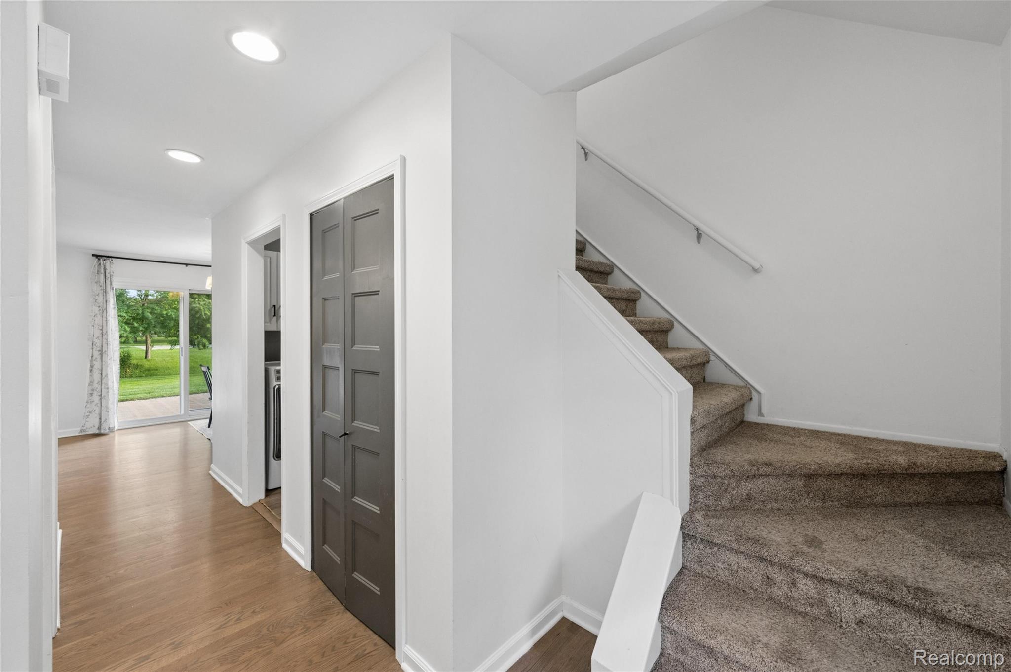 33143 Oak Hollow Street