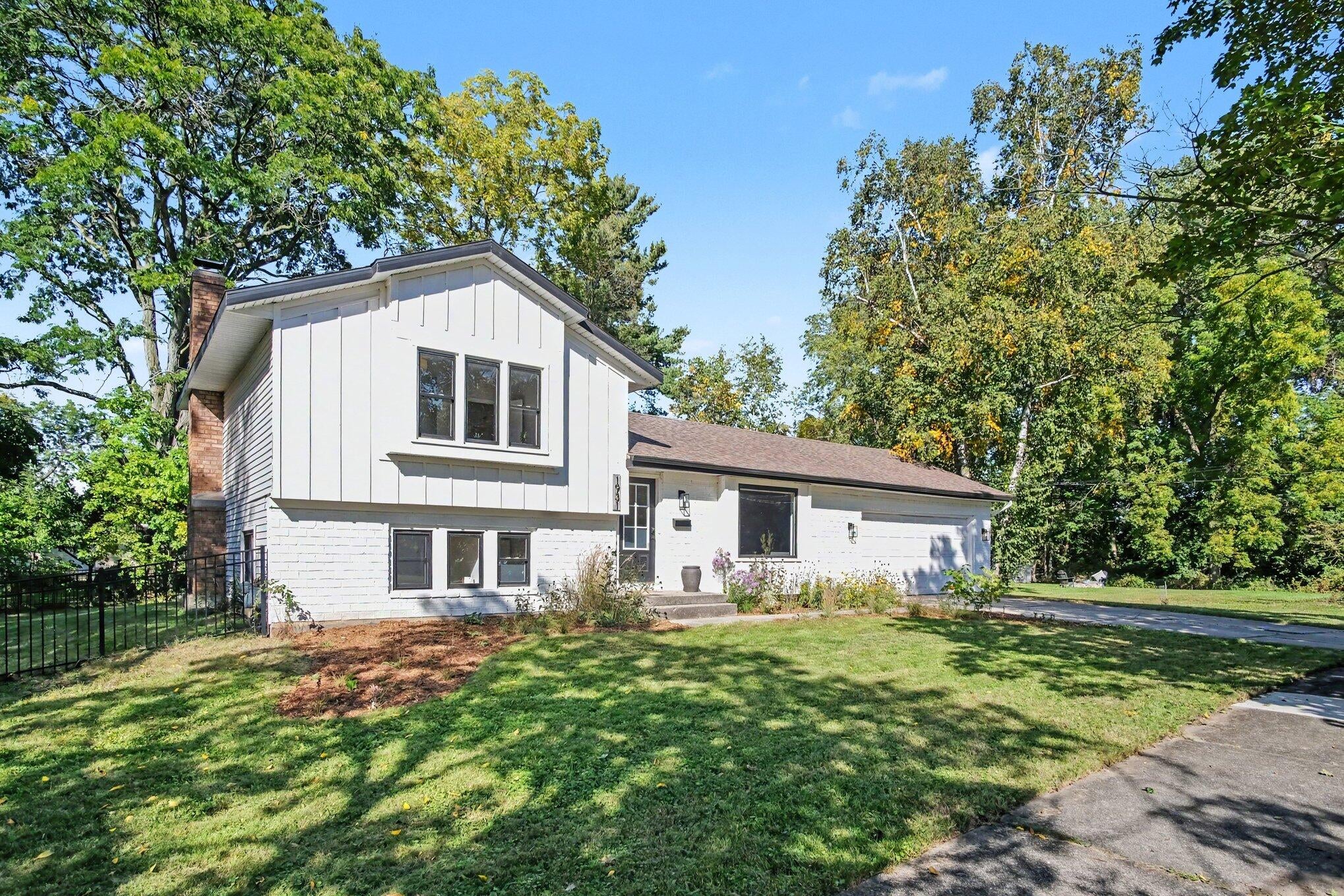 1931 Lonsdale Drive NE