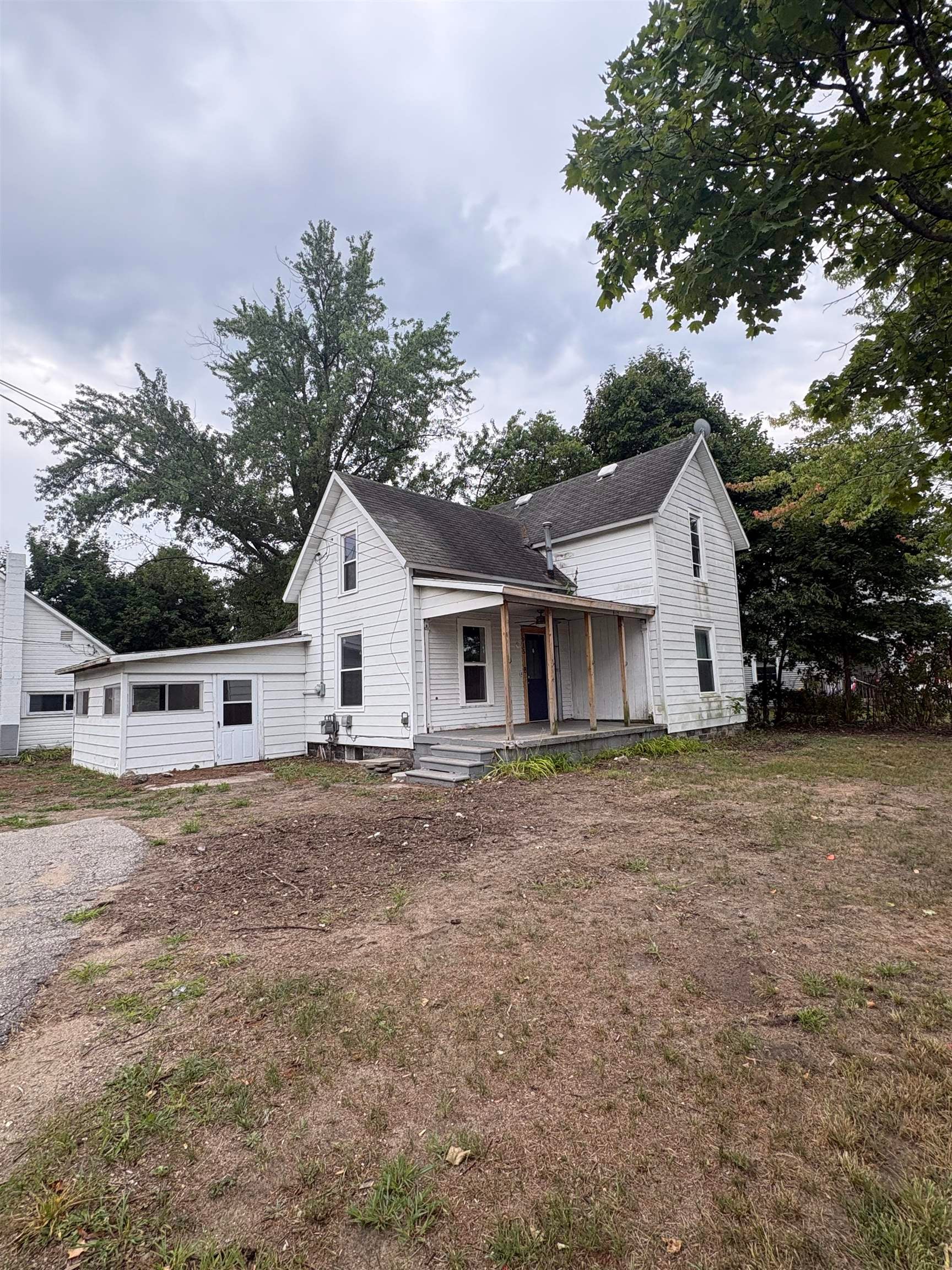 915 W Broadway Street