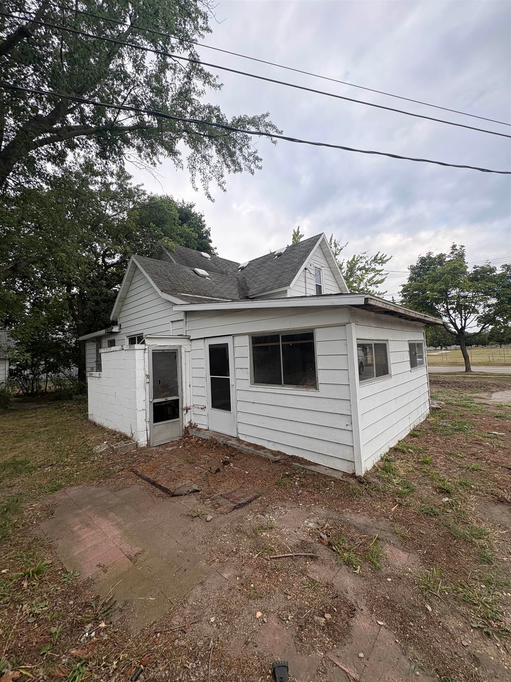 915 W Broadway Street