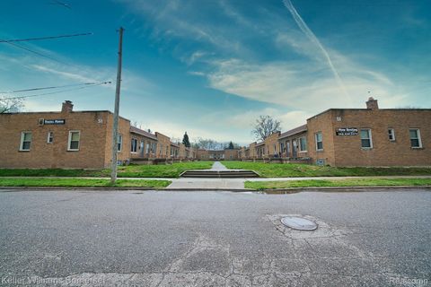 51 SPOKANE Drive Pontiac City MI 48341