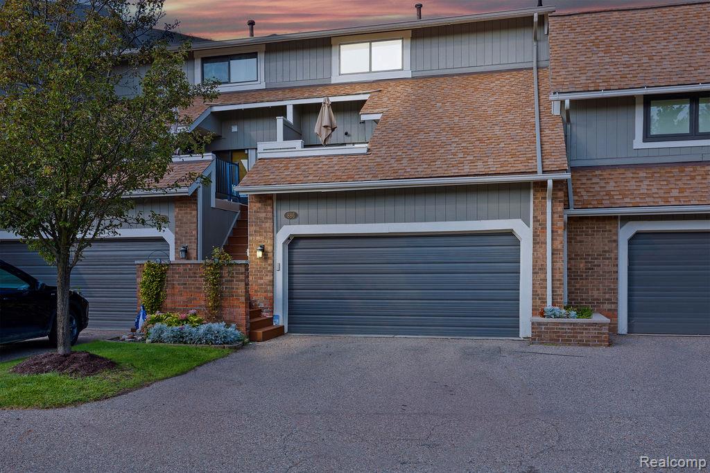 886 Yorktown Court