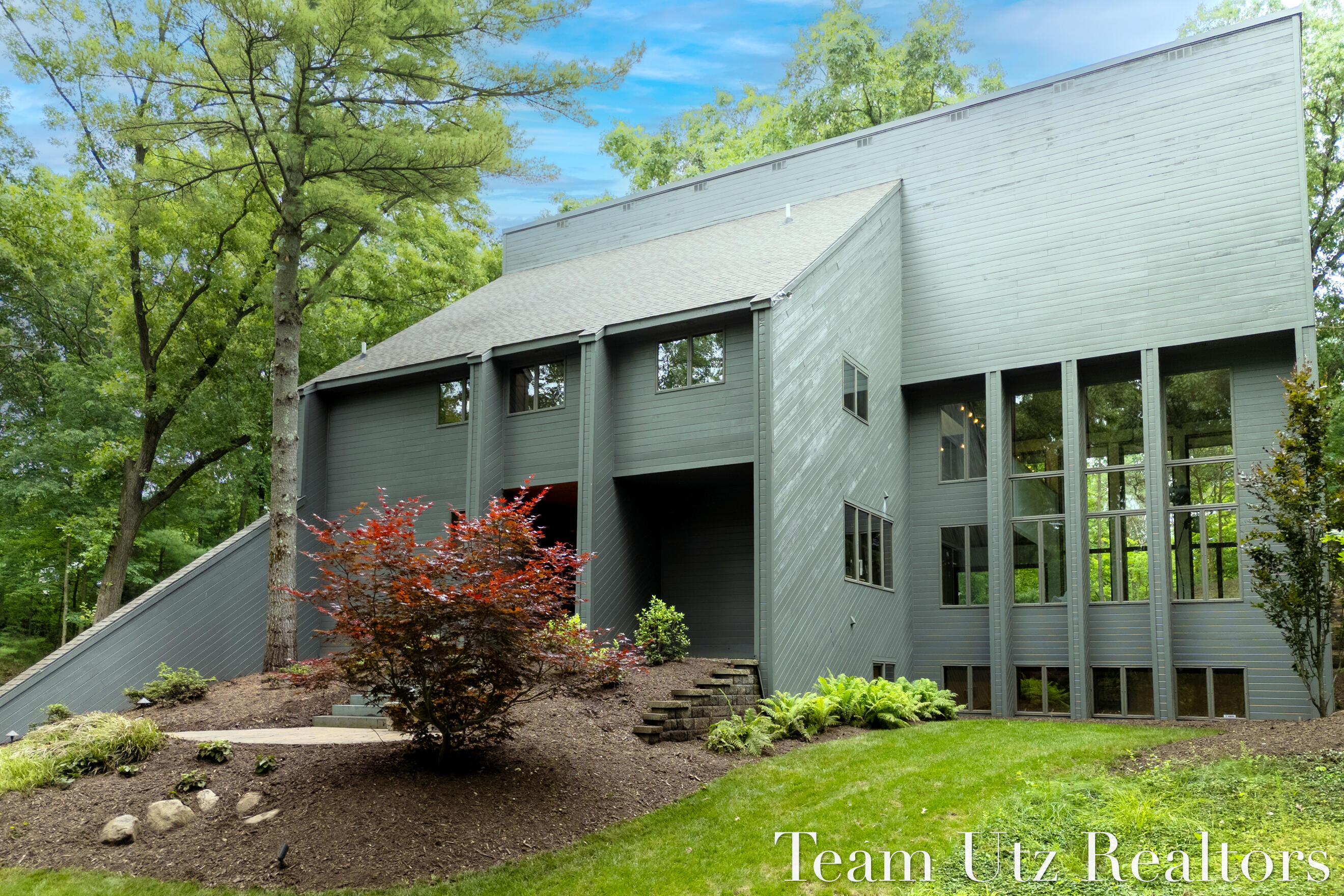 410 Greentree Lane NE