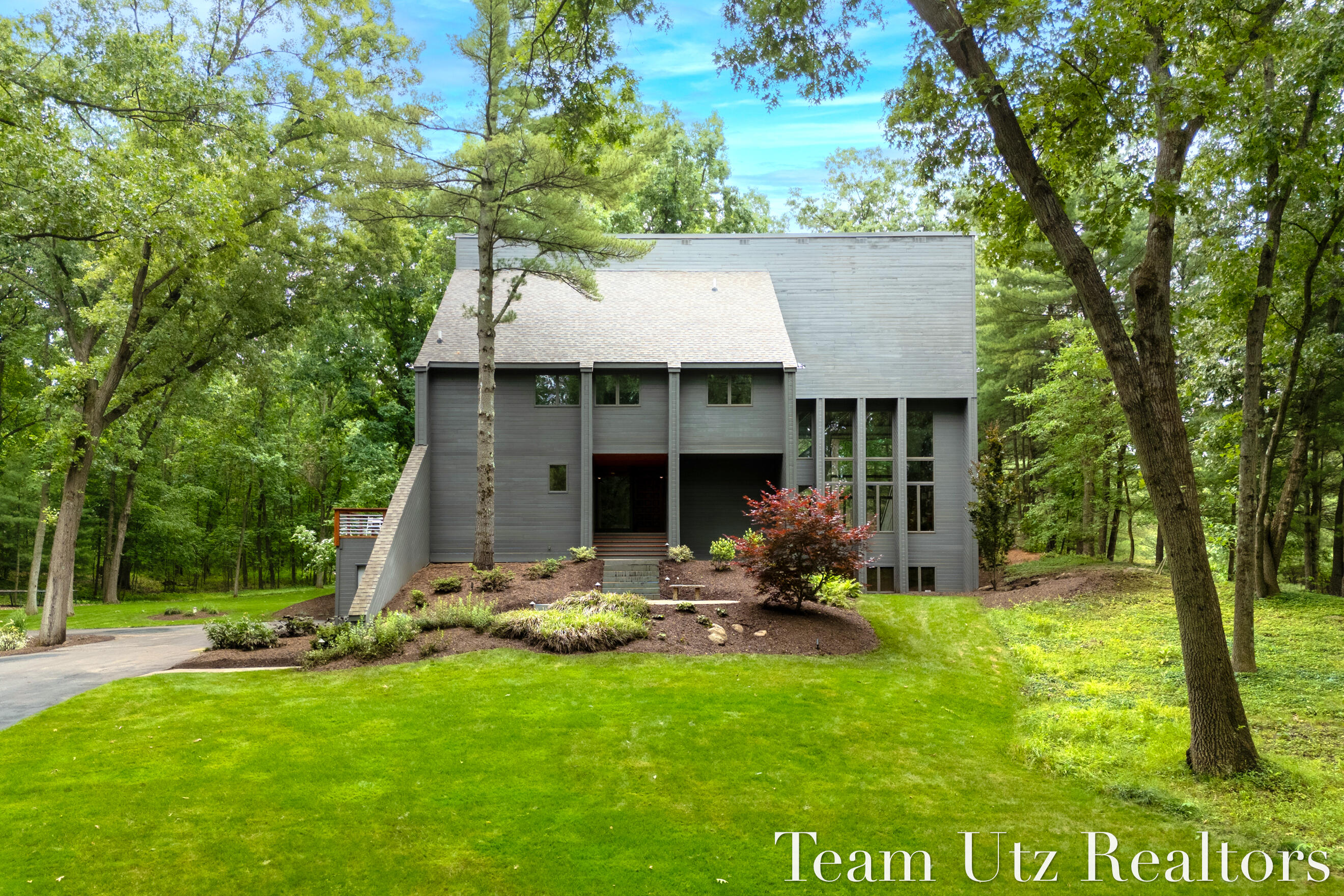 410 Greentree Lane NE