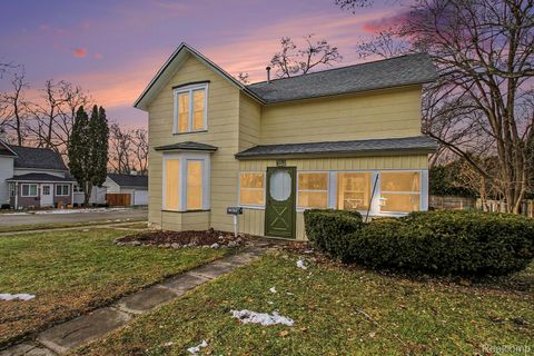 512 S Broad Street Holly Village MI 48442