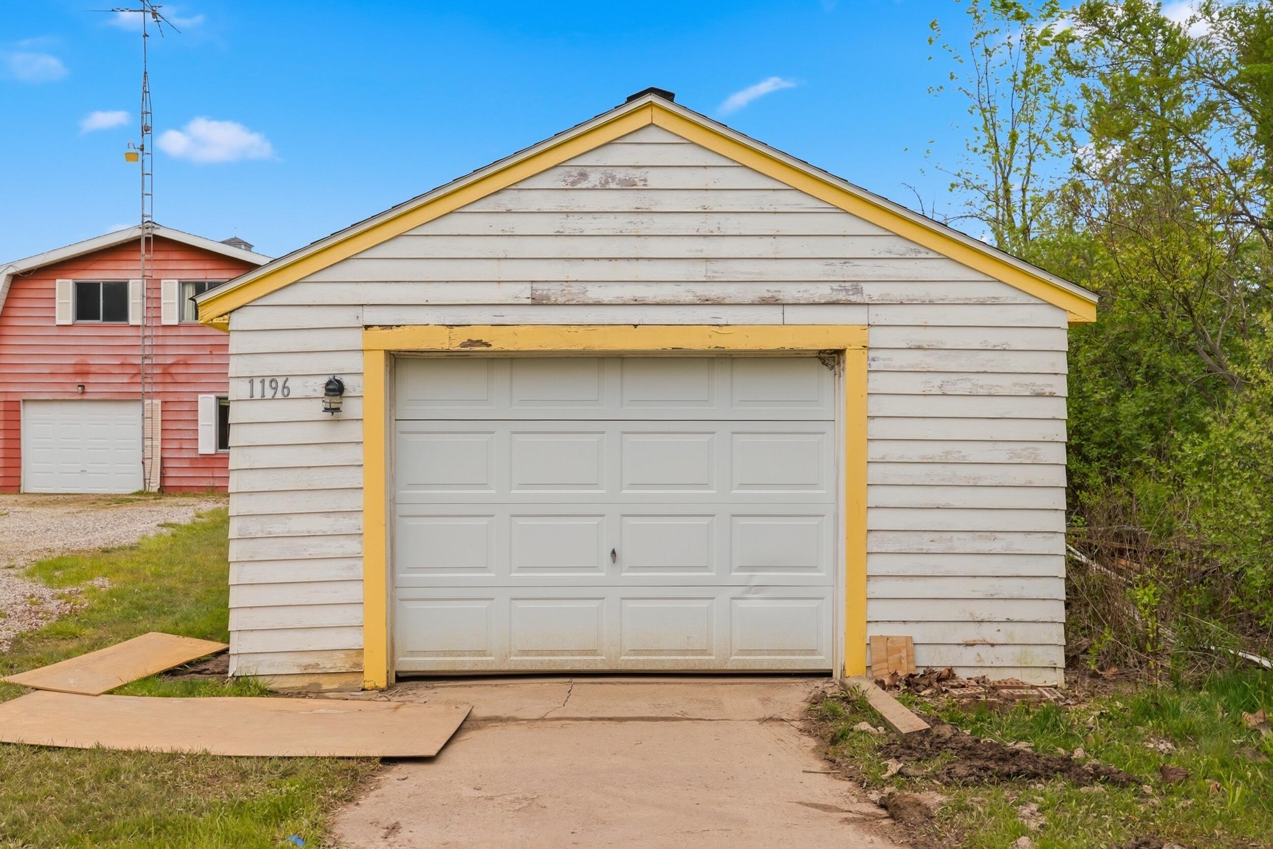 1196 Lakeview Drive