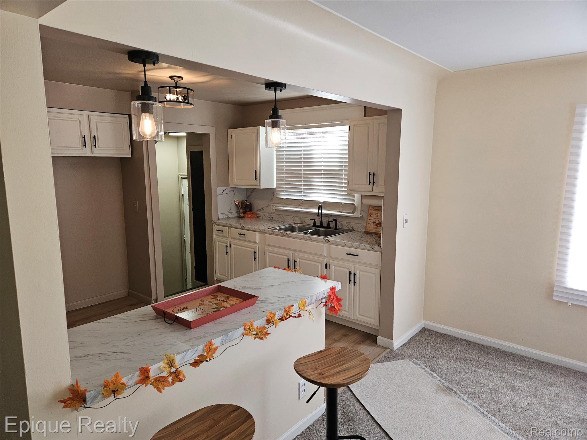 11382 Rossiter Street