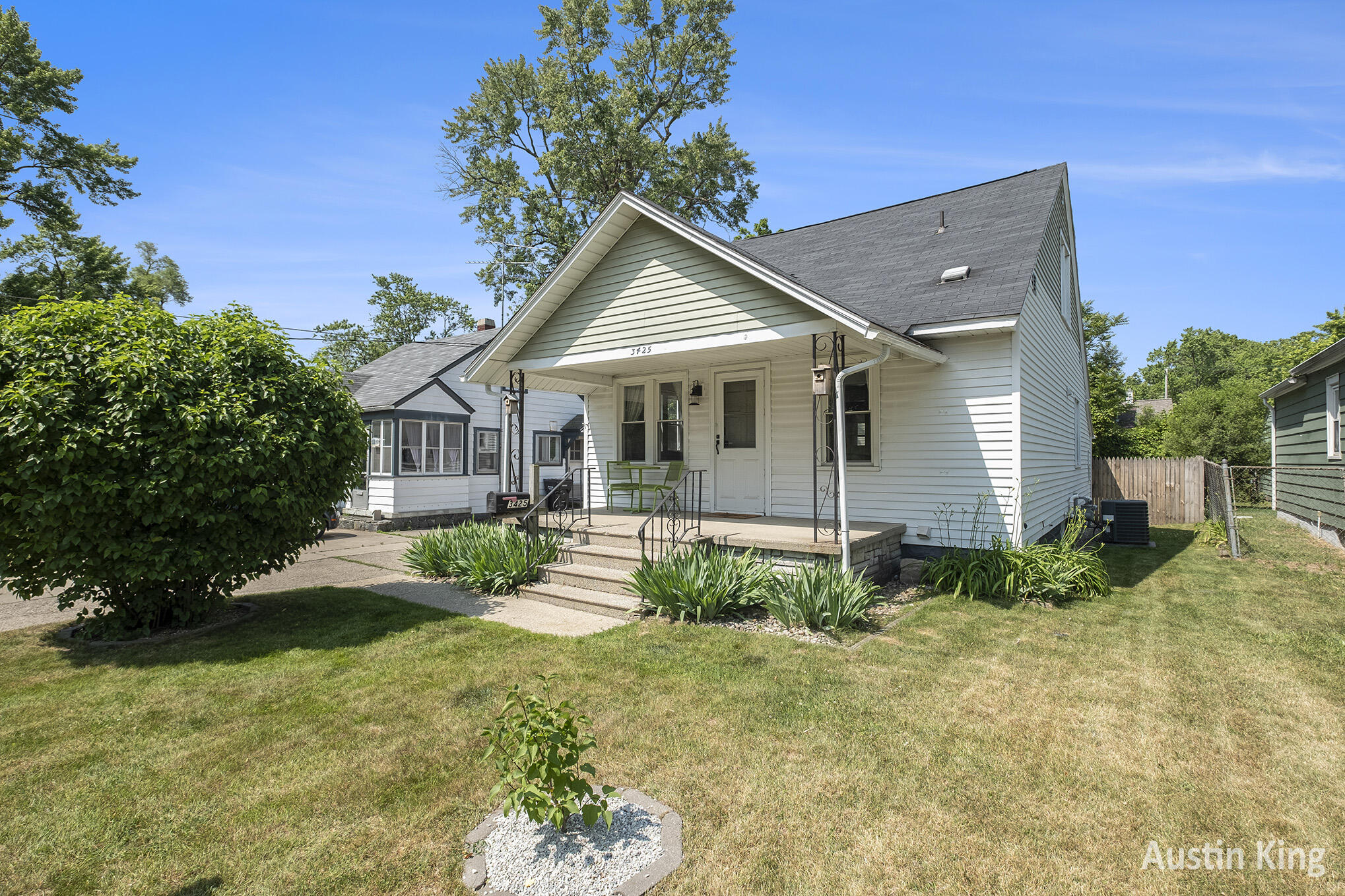 Wyoming City, Michigan 49548, United States, 3 Bedrooms Bedrooms, ,2 BathroomsBathrooms,Residential,Pending,153312