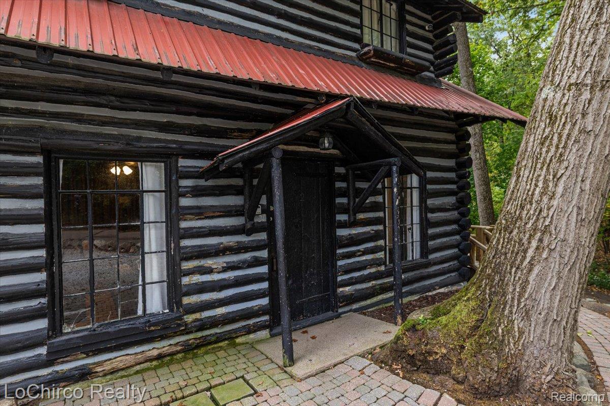 8646 Thendara Boulevard