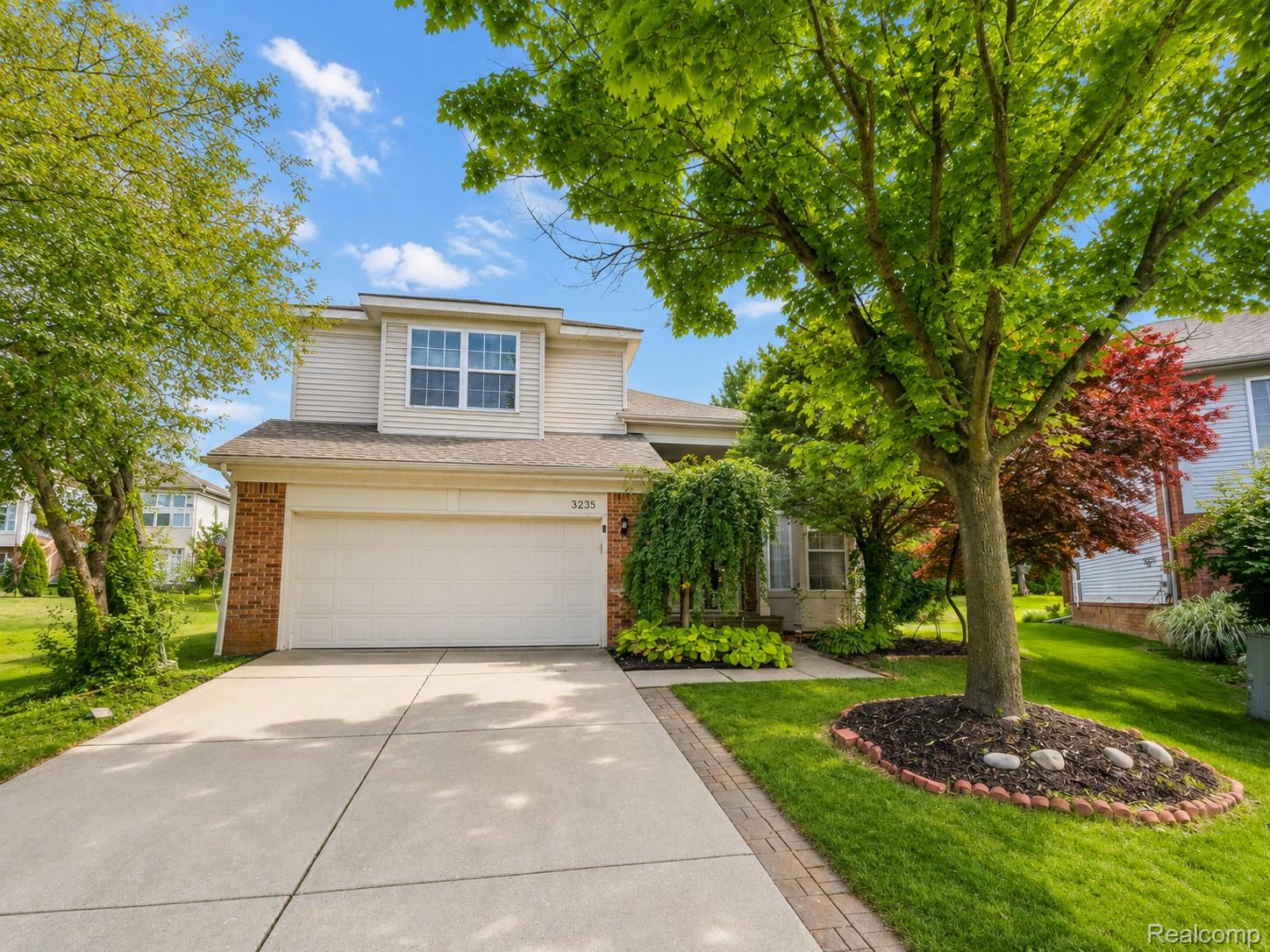 3235 LYNHURST Court
