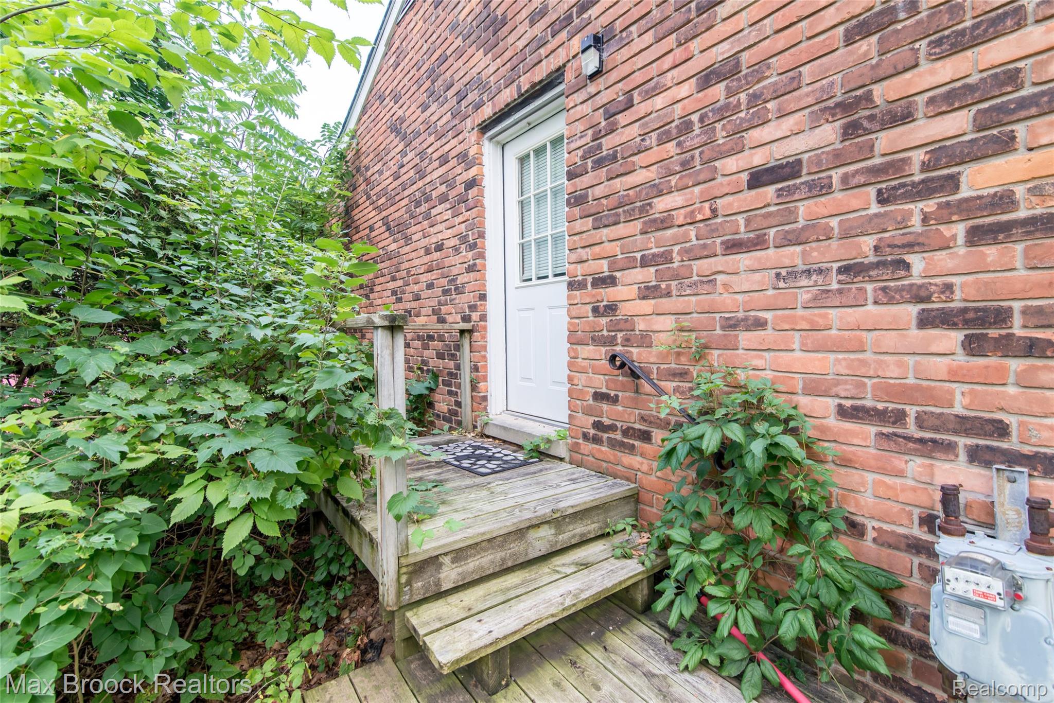 465 Robert Court