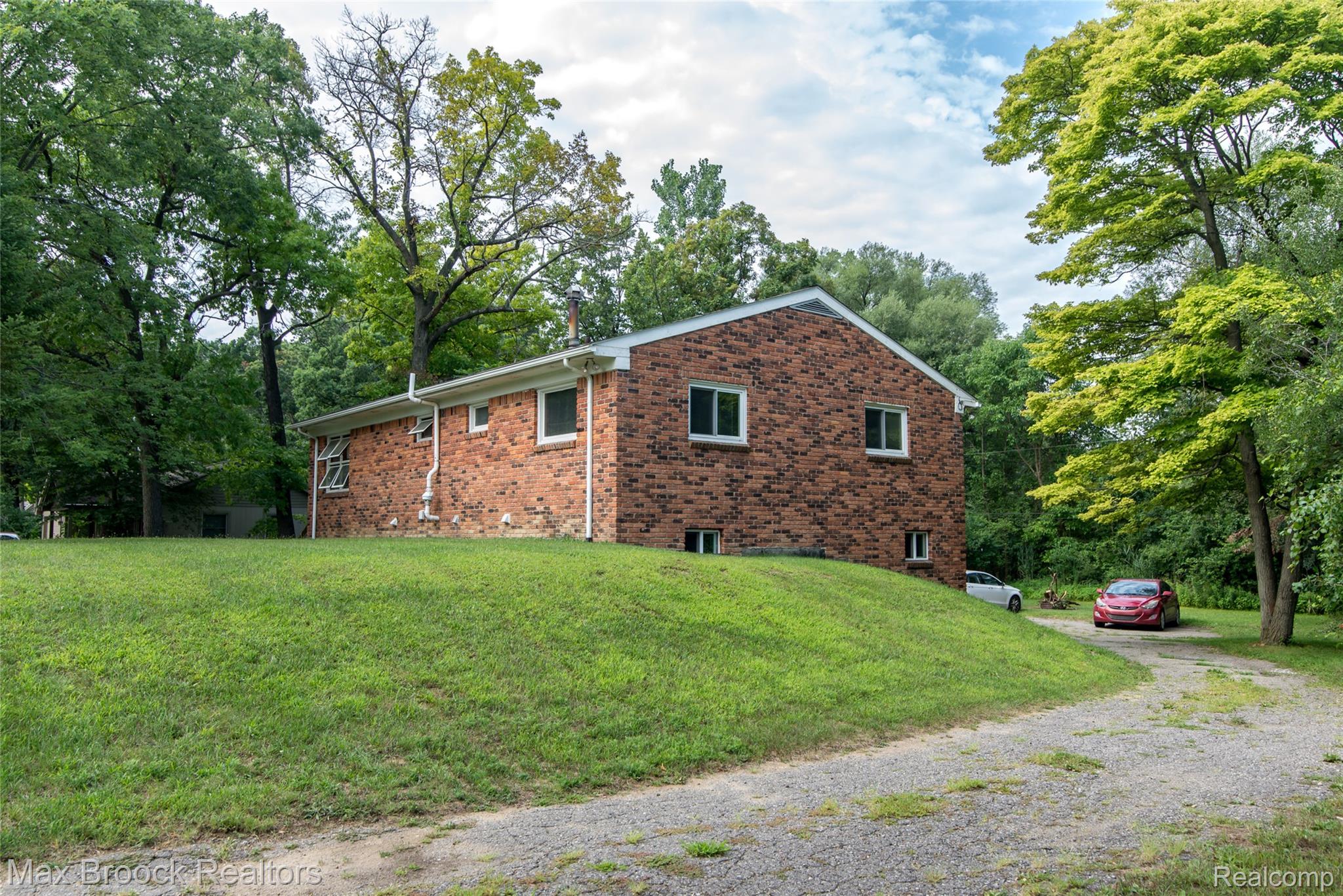 465 Robert Court