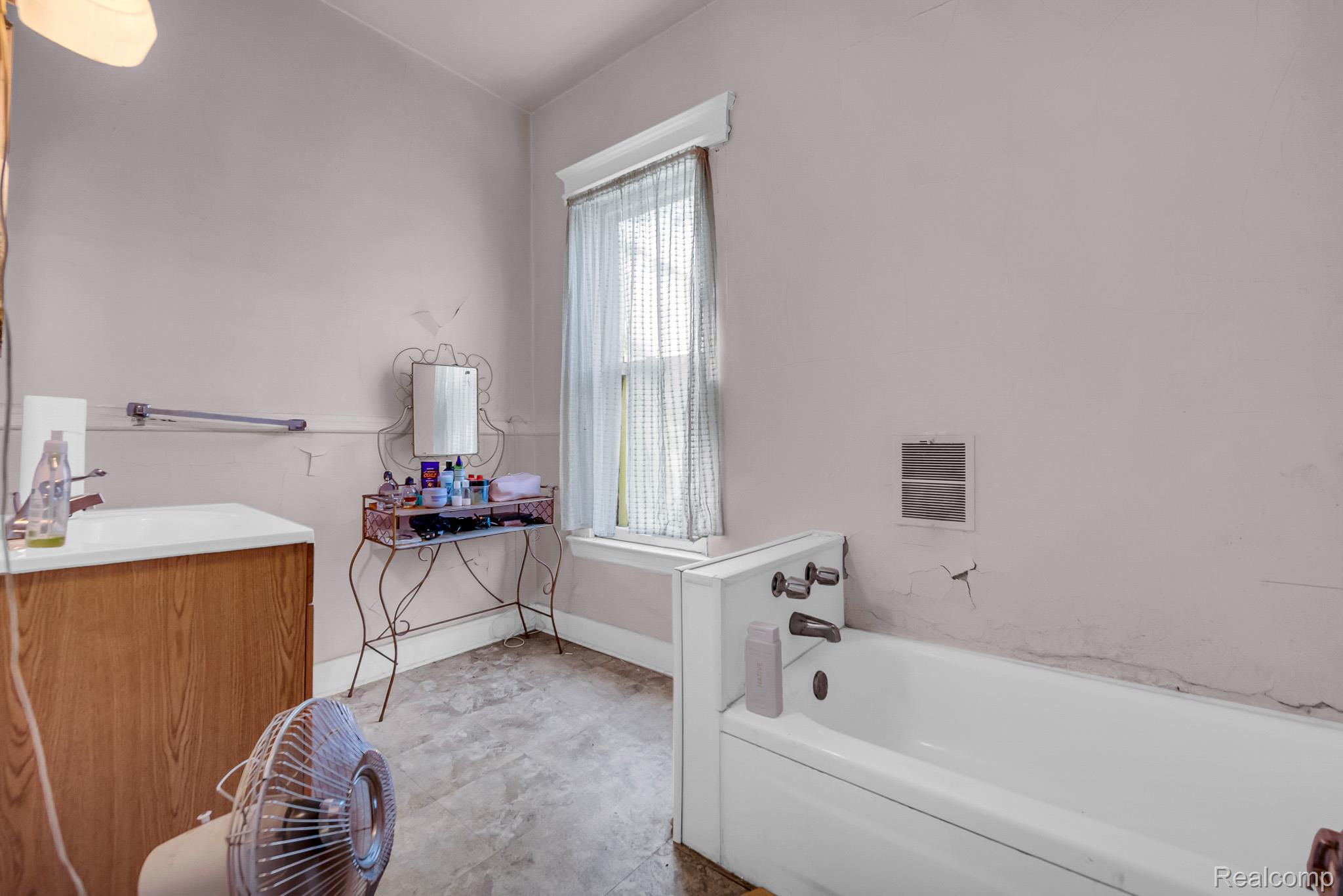 Detroit City, Michigan 48202, United States, 3 Bedrooms Bedrooms, ,2 BathroomsBathrooms,Residential,Pending,191134