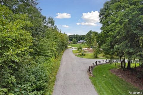 225 GREAT PINES Drive Oxford Charter Township MI 48371