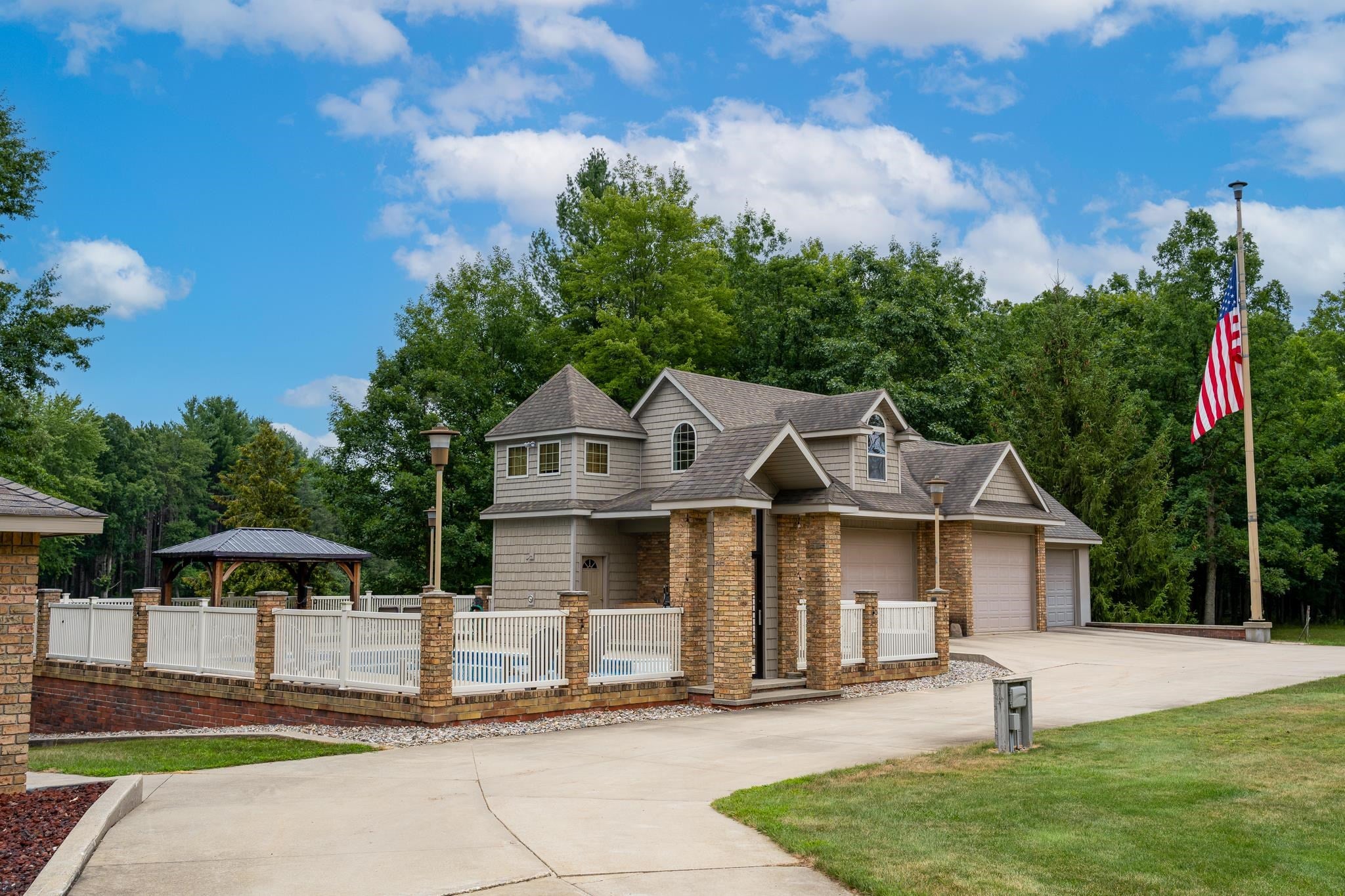 900 E Pine Grove Drive