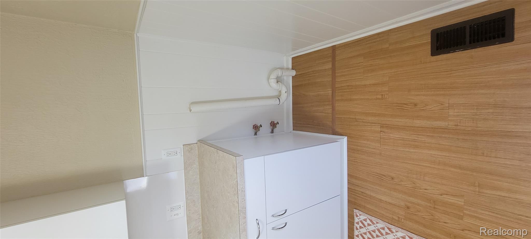 Ferndale City, Michigan 48220, United States, 2 Bedrooms Bedrooms, ,1 BathroomBathrooms,Residential,Active,237905