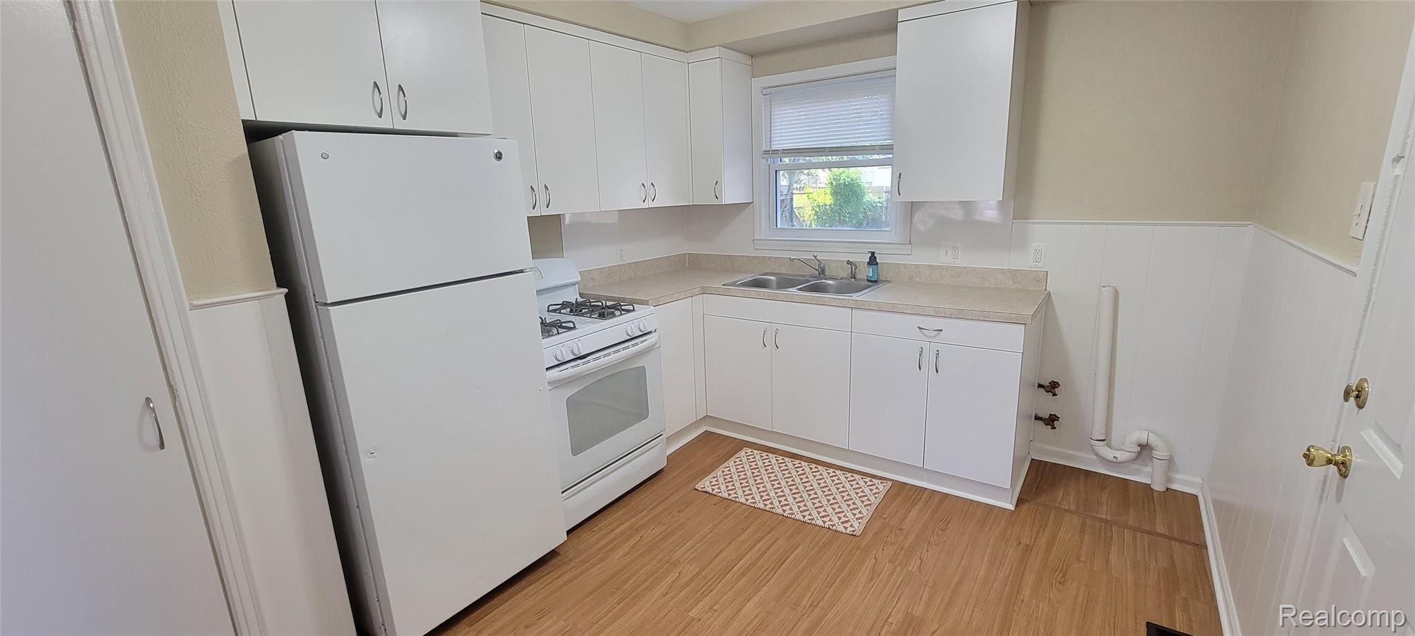 Ferndale City, Michigan 48220, United States, 2 Bedrooms Bedrooms, ,1 BathroomBathrooms,Residential,Active,237905