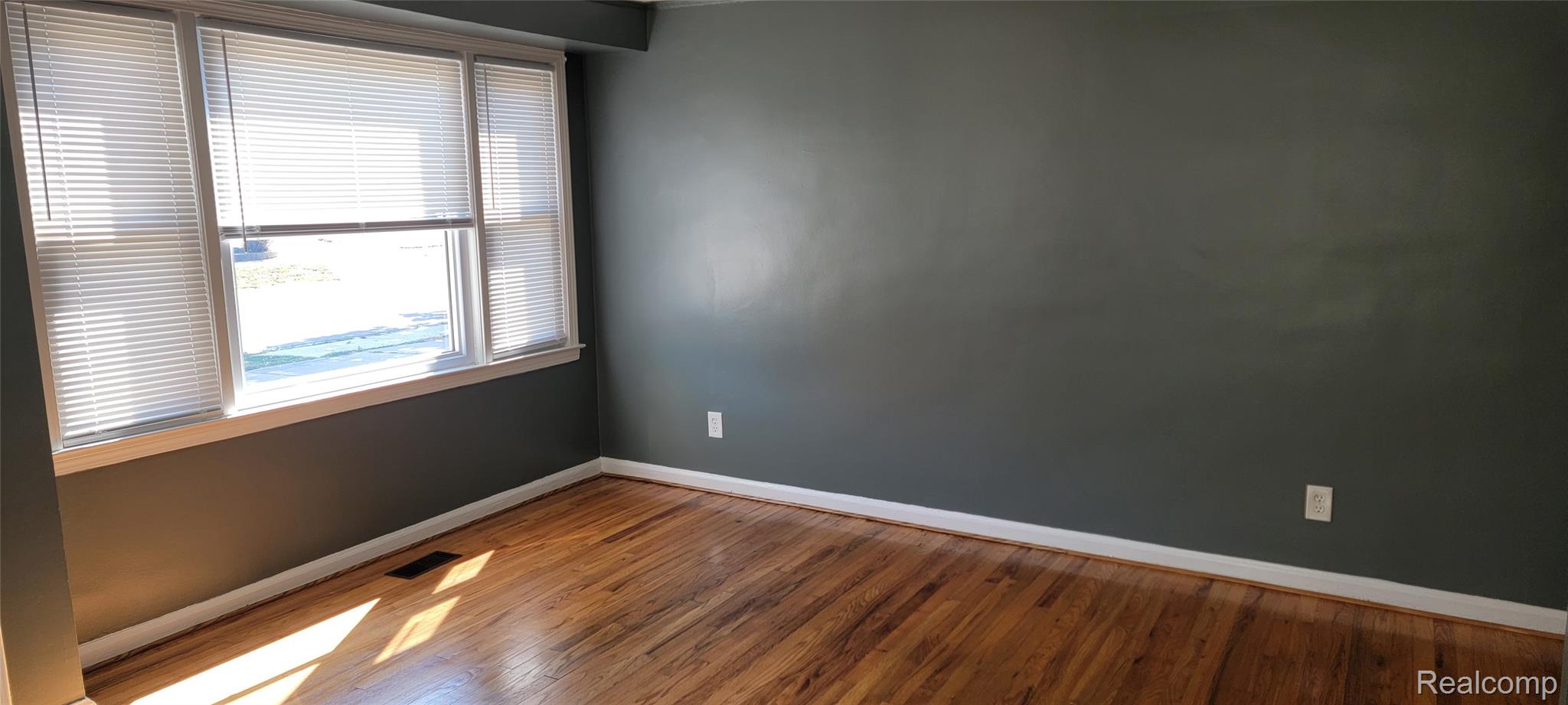 Ferndale City, Michigan 48220, United States, 2 Bedrooms Bedrooms, ,1 BathroomBathrooms,Residential,Active,237905