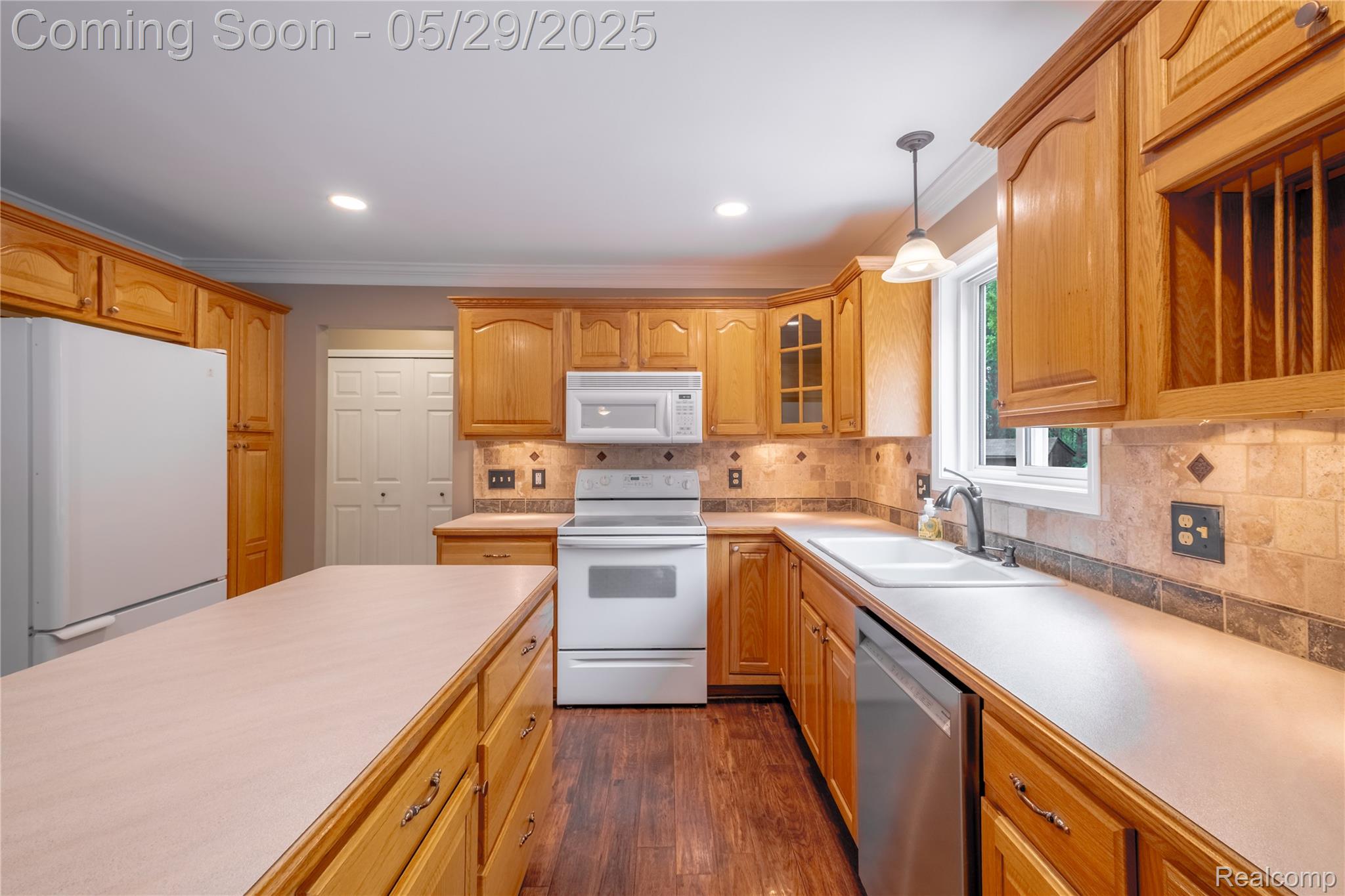 Howell City, Michigan 48843, United States, 3 Bedrooms Bedrooms, ,4 BathroomsBathrooms,Residential,Pending,137948