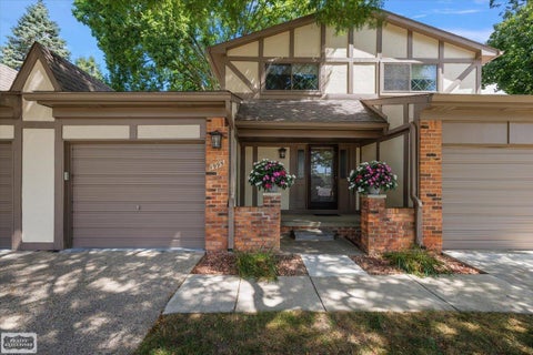 Photo of 1995 Streamwood Drive, Rochester Hills City, MI 48309 (MLS # 58050219066)