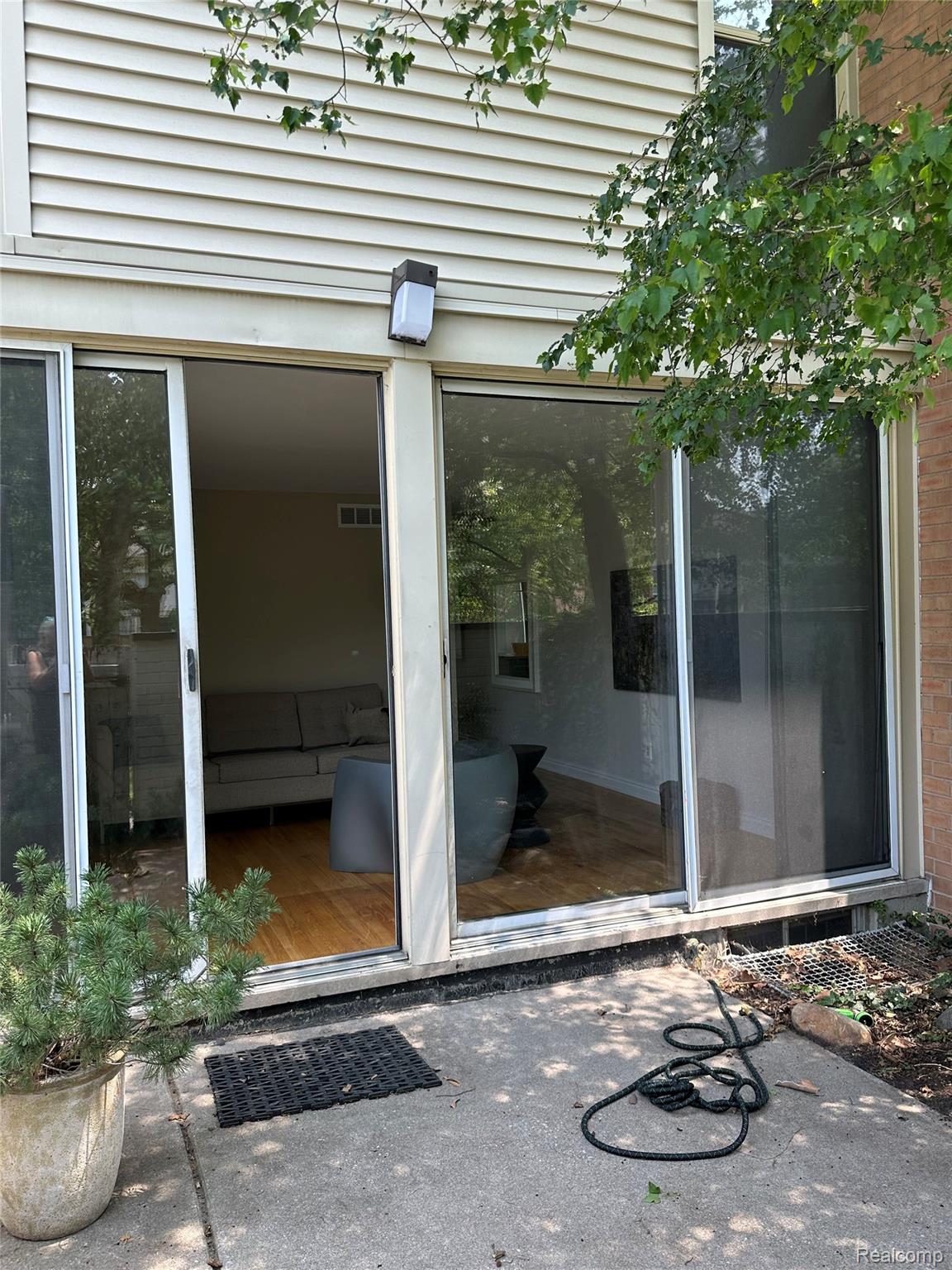 1049 TREVOR PL.