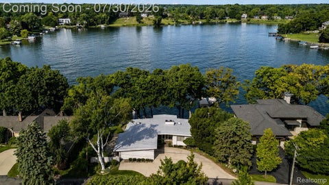 1879 Long Pointe Drive Bloomfield Hills City MI 48302