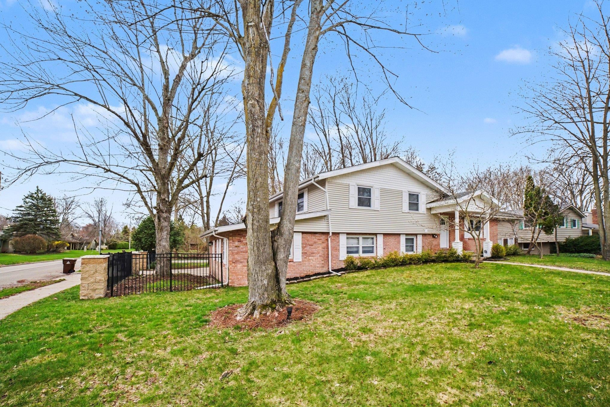 1320 E Lincoln