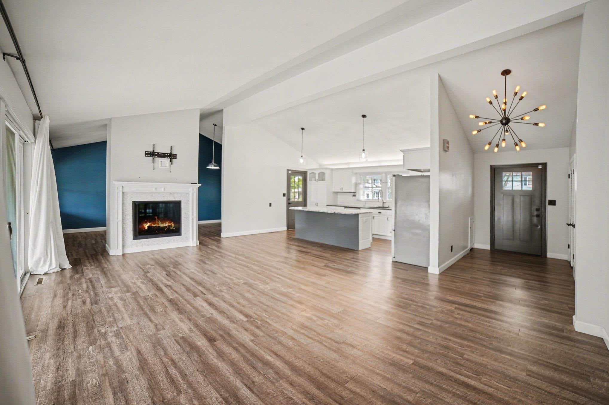 1320 E Lincoln