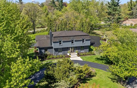 Photo of 25080 Glynholm Court, Bloomfield Charter Township, MI 48301 (MLS # 20261057603)