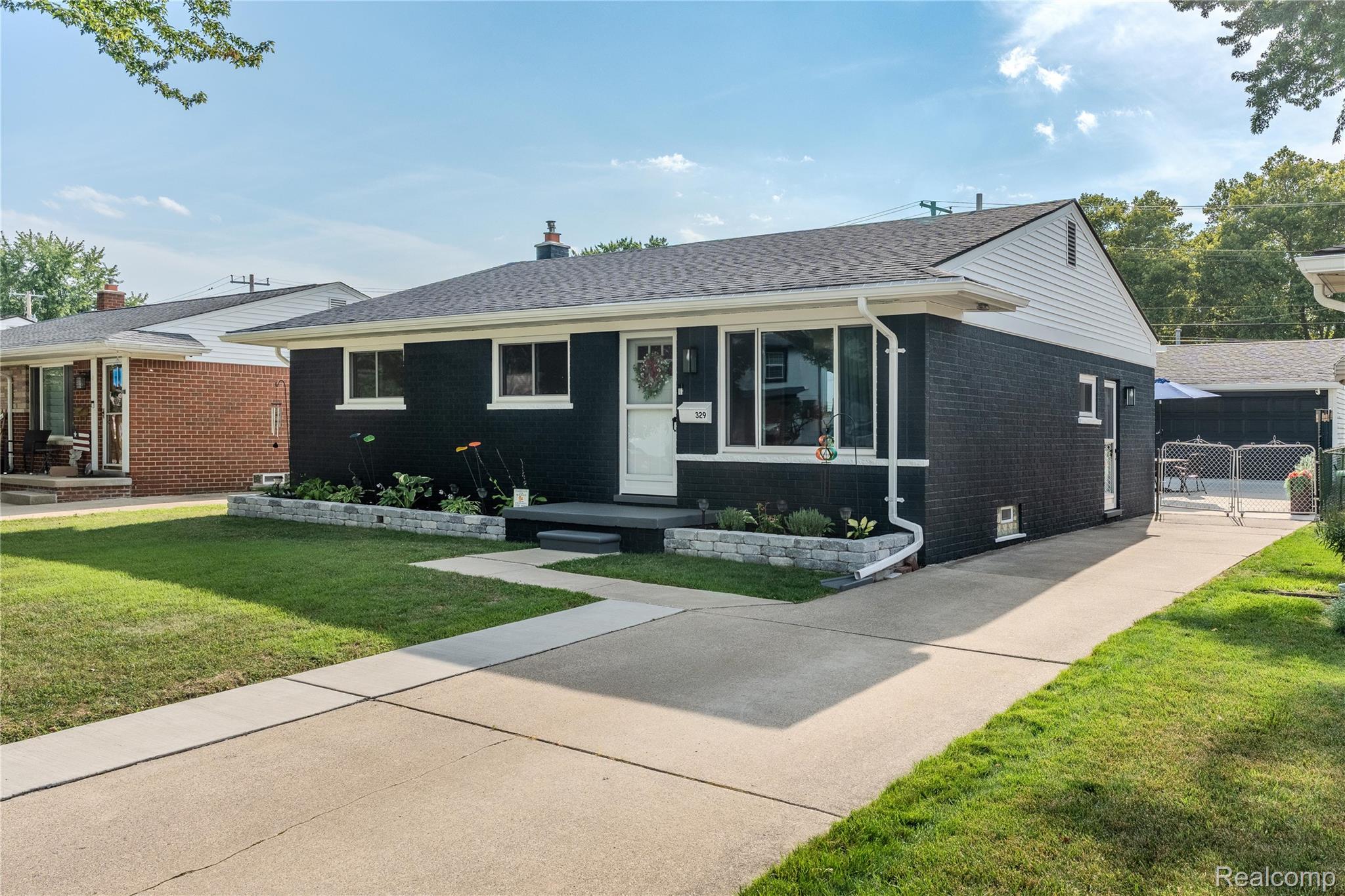 329 N Manitou Avenue