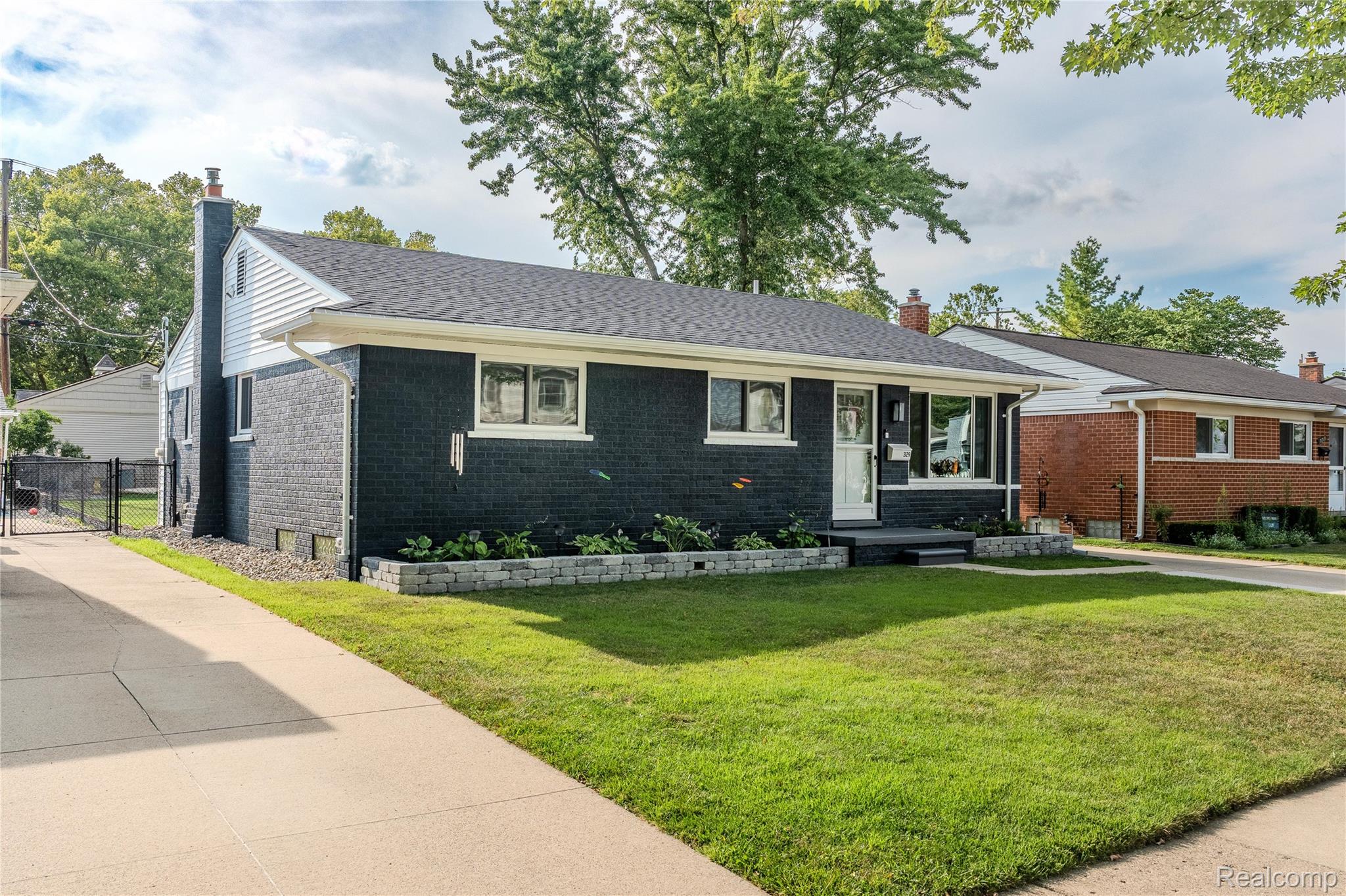329 N Manitou Avenue