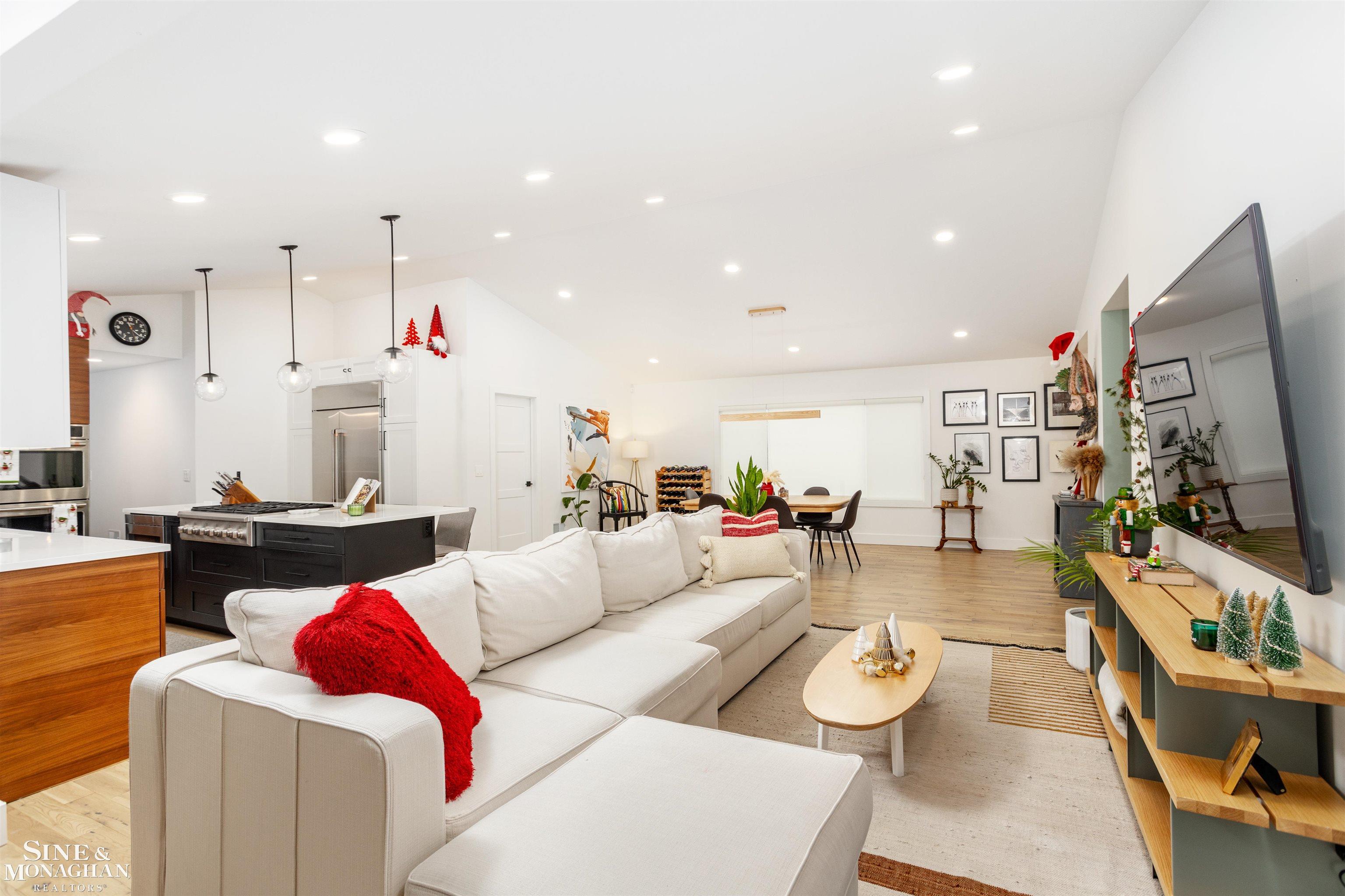 685 Bedford Lane