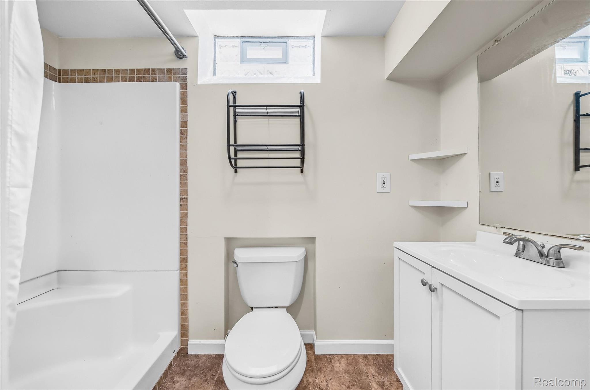 Troy City, Michigan 48084, United States, 4 Bedrooms Bedrooms, ,2 BathroomsBathrooms,Residential,Pending,166793