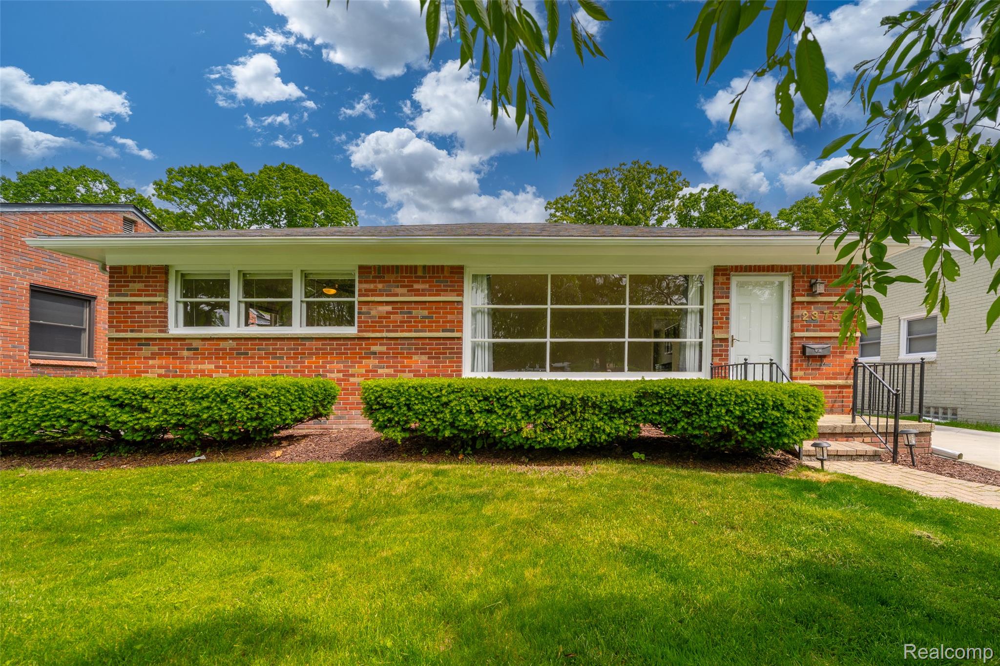 Troy City, Michigan 48084, United States, 4 Bedrooms Bedrooms, ,2 BathroomsBathrooms,Residential,Pending,166793