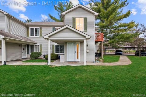 Photo of 924 Saybrook Drive, Waterford Charter Township, MI 48327 (MLS # 20261023827)