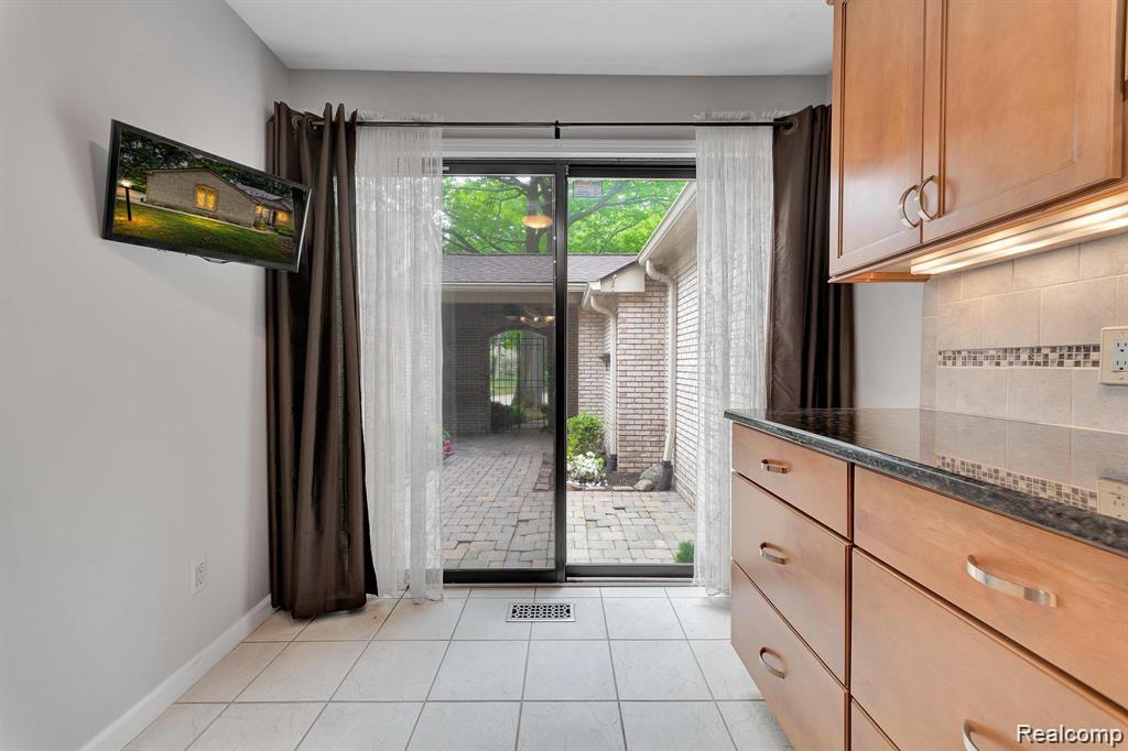 Bloomfield Hills, Michigan 48304, United States, 2 Bedrooms Bedrooms, ,3 BathroomsBathrooms,Residential,Active,243679