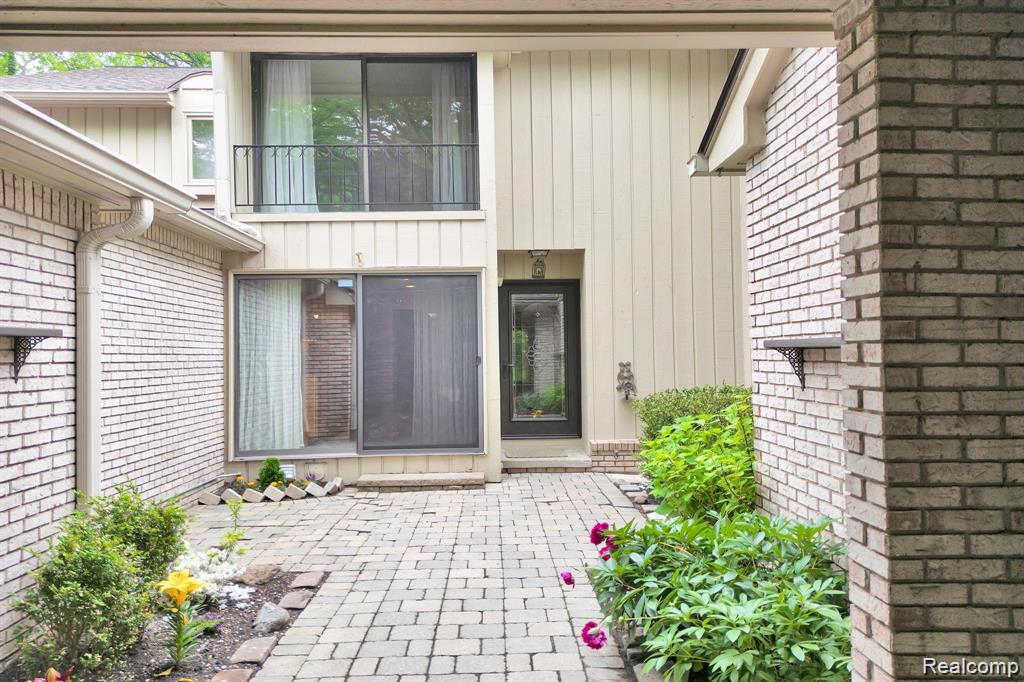 Bloomfield Hills, Michigan 48304, United States, 2 Bedrooms Bedrooms, ,3 BathroomsBathrooms,Residential,Active,243679