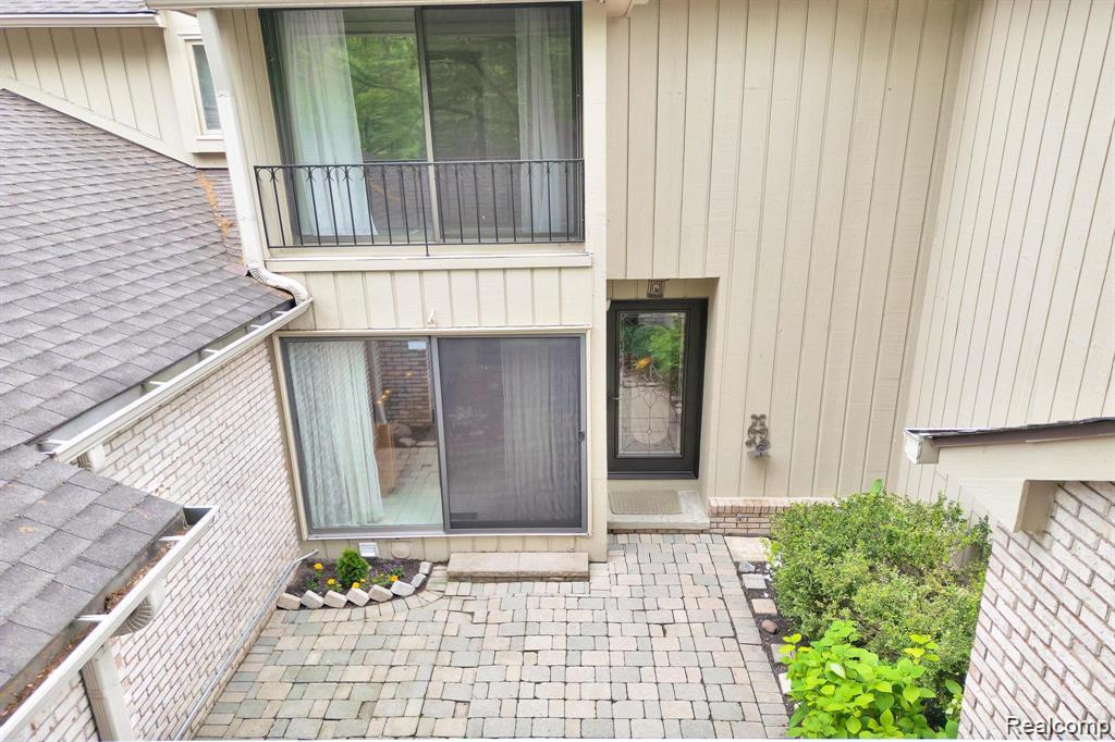 Bloomfield Hills, Michigan 48304, United States, 2 Bedrooms Bedrooms, ,3 BathroomsBathrooms,Residential,Active,243679