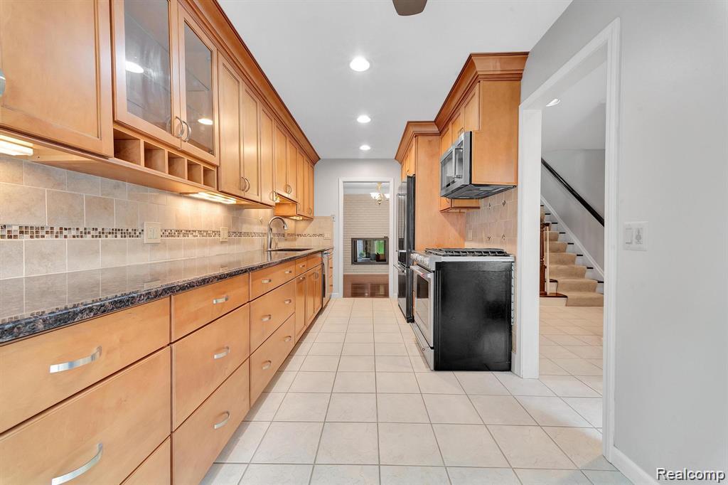 Bloomfield Hills, Michigan 48304, United States, 2 Bedrooms Bedrooms, ,3 BathroomsBathrooms,Residential,Active,243679