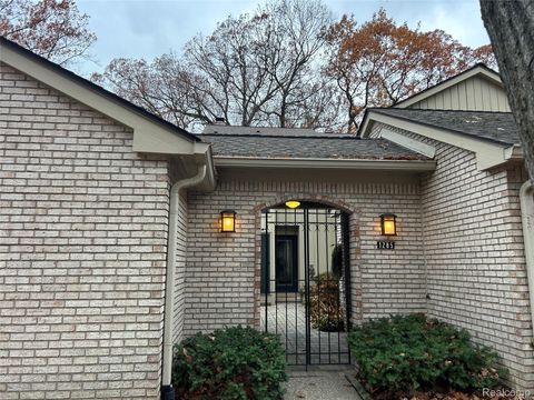 Photo of 1285 GREENGLEN Court, Bloomfield Charter Township, MI 48304 (MLS # 20251053706)