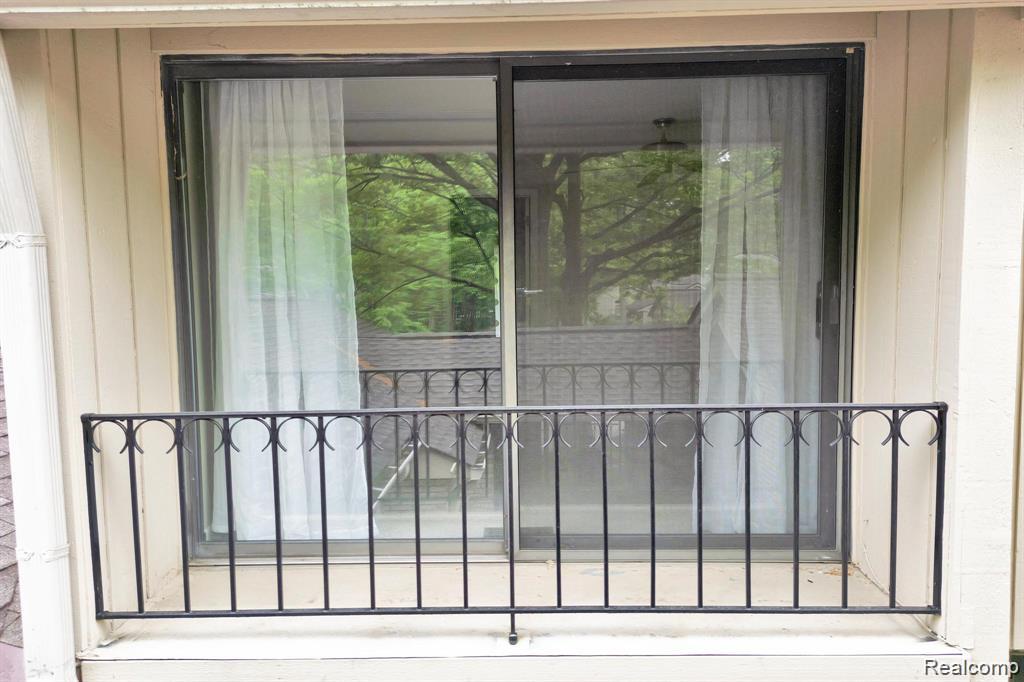 Bloomfield Hills, Michigan 48304, United States, 2 Bedrooms Bedrooms, ,3 BathroomsBathrooms,Residential,Active,243679