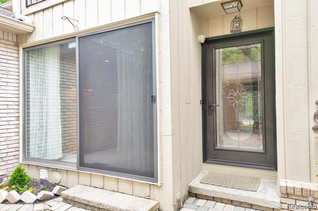 Bloomfield Hills, Michigan 48304, United States, 2 Bedrooms Bedrooms, ,3 BathroomsBathrooms,Residential,Active,243679