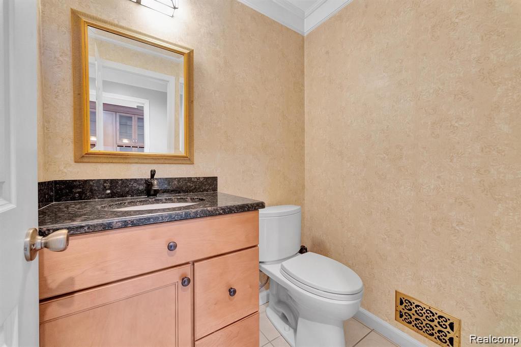 Bloomfield Hills, Michigan 48304, United States, 2 Bedrooms Bedrooms, ,3 BathroomsBathrooms,Residential,Active,243679