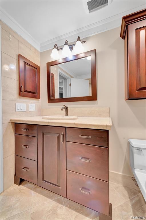 Bloomfield Hills, Michigan 48304, United States, 2 Bedrooms Bedrooms, ,3 BathroomsBathrooms,Residential,Active,243679