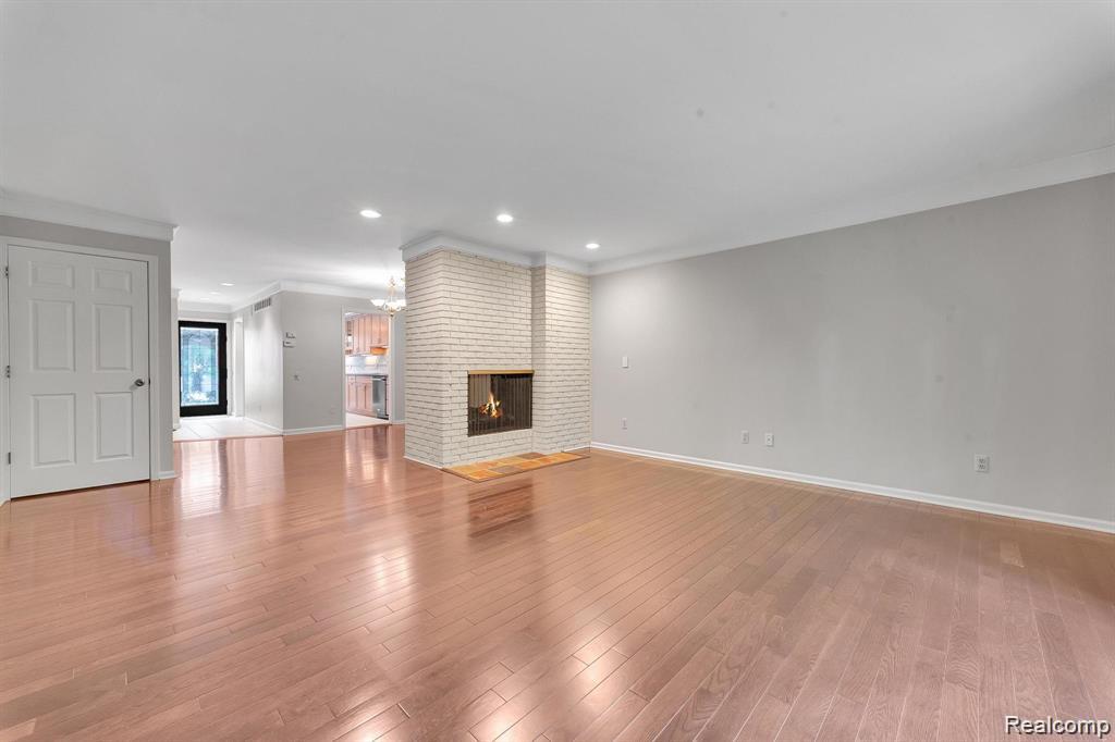 Bloomfield Hills, Michigan 48304, United States, 2 Bedrooms Bedrooms, ,3 BathroomsBathrooms,Residential,Active,243679