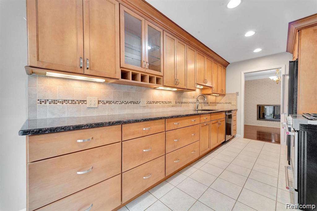 Bloomfield Hills, Michigan 48304, United States, 2 Bedrooms Bedrooms, ,3 BathroomsBathrooms,Residential,Active,243679