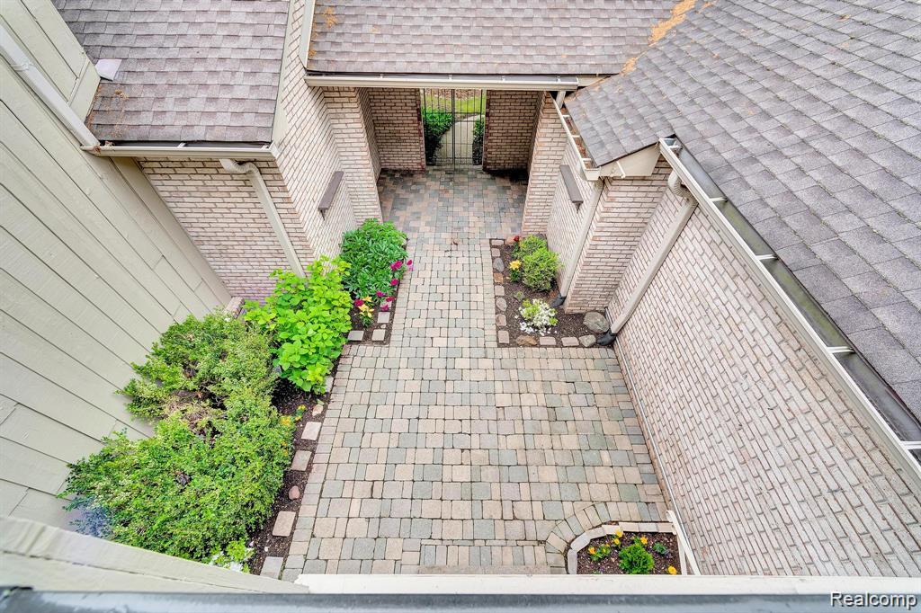 Bloomfield Hills, Michigan 48304, United States, 2 Bedrooms Bedrooms, ,3 BathroomsBathrooms,Residential,Active,243679