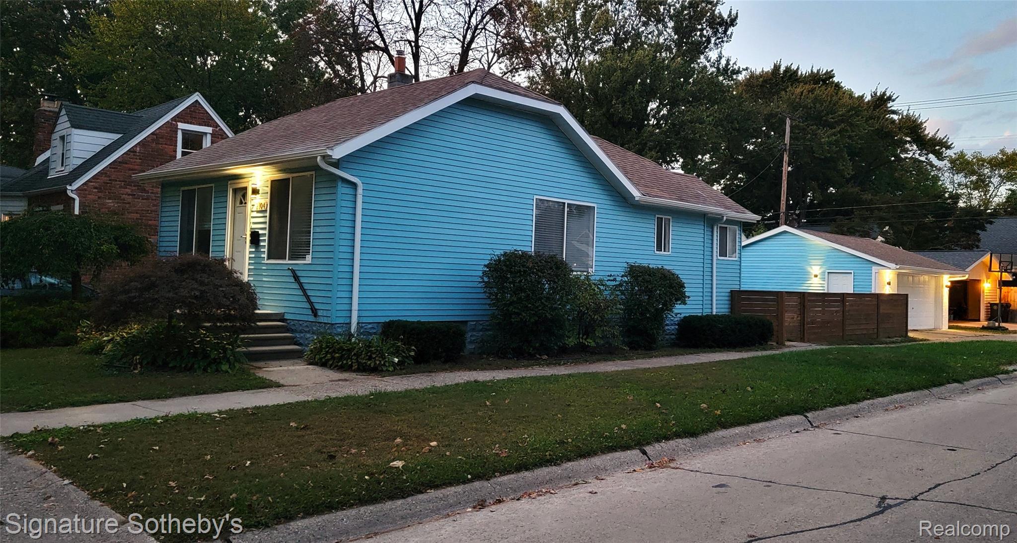 2104 Roslyn Road